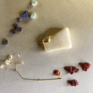 anillo-de-acero-inoxidable-con-bano-dorado-en-forma-de-v
