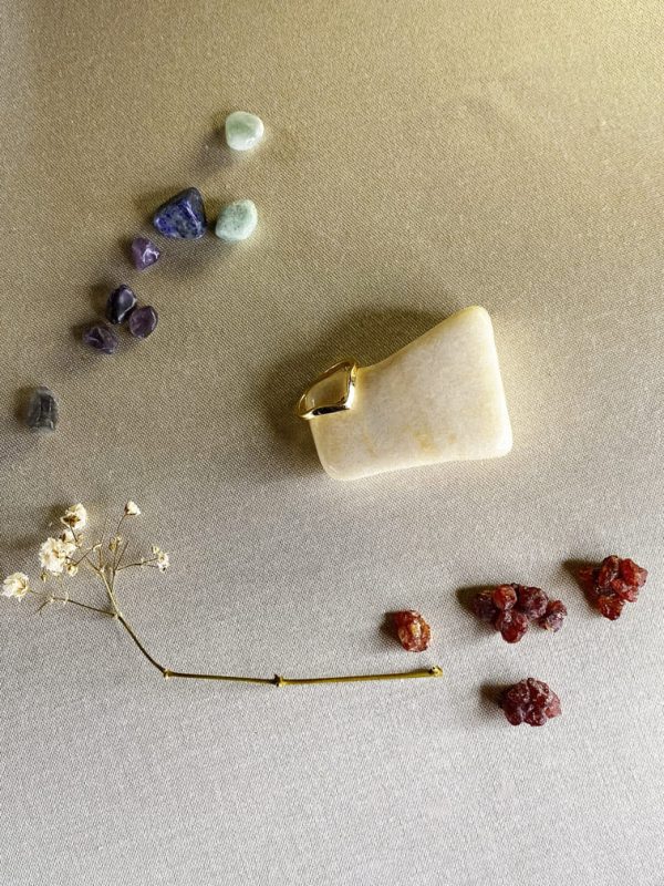 anillo-de-acero-inoxidable-con-bano-dorado-en-forma-de-v