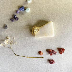 anillo-de-acero-inoxidable-con-bano-dorado-y-sello-con-virgen-milagrosa