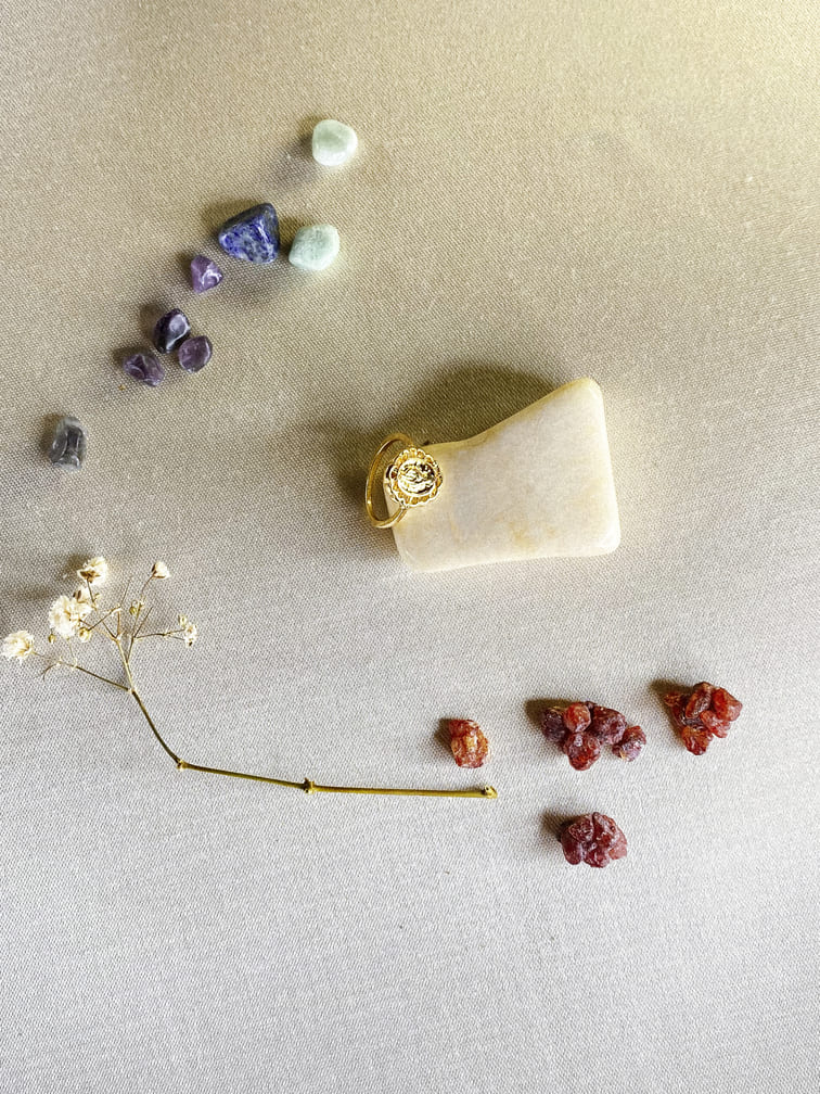 anillo-de-acero-inoxidable-con-bano-dorado-y-sello-con-virgen-milagrosa