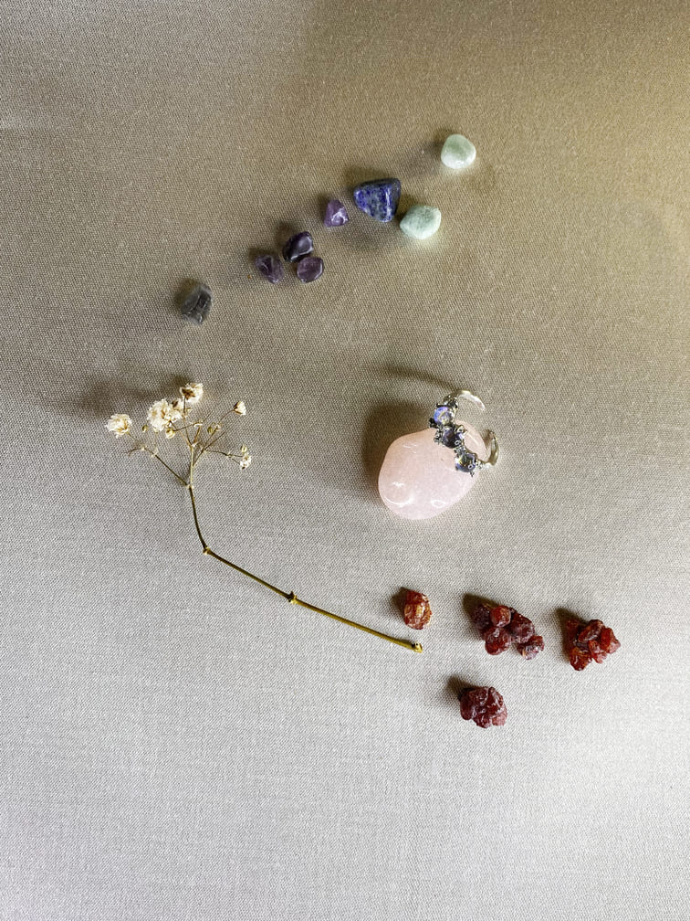 anillo-de-acero-inoxidable-con-trio-de-opalos-blancos