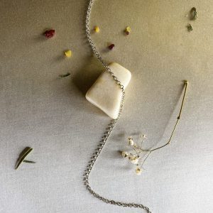 cadena-de-acero-inoxidable-en-plata-con-aros-entrelazados