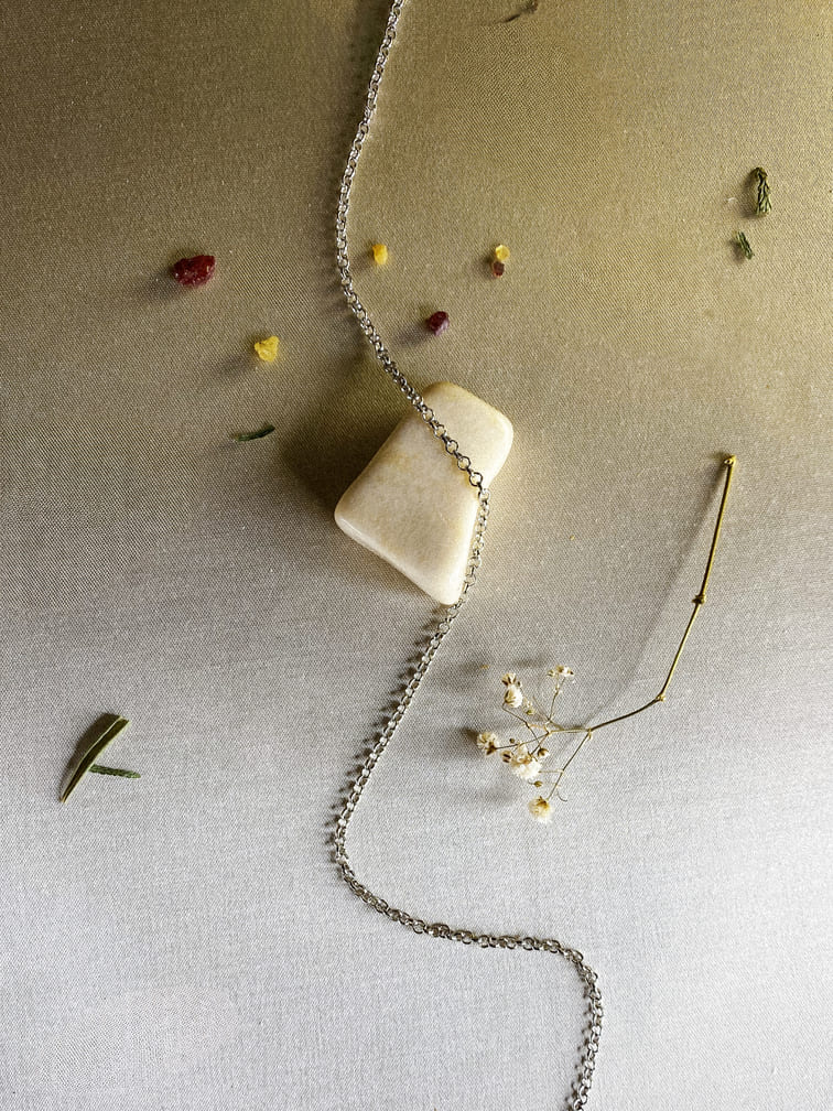 cadena-de-acero-inoxidable-en-plata-con-aros-entrelazados