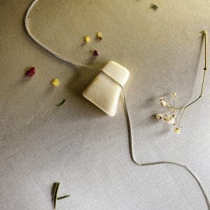 cadena-de-acero-inoxidable-plata-con-diseno-encadenado-cuadrado