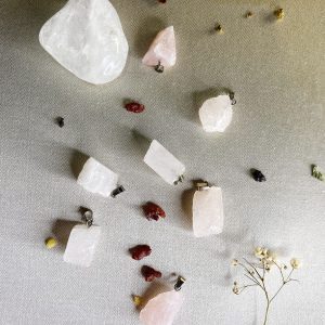 colgante-de-cuarzo-rosa-en-bruto