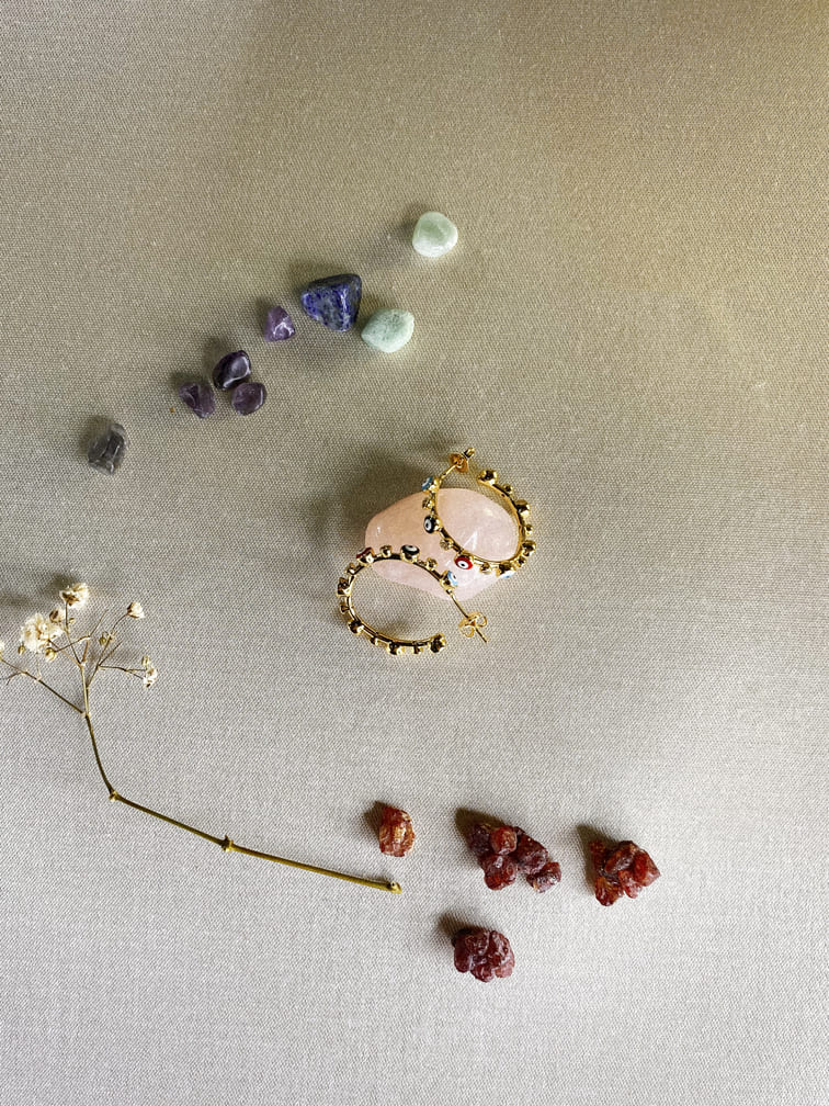 pendientes-de-aro-abierto-en-acero-inoxidable-banados-en-oro-con-ojo-turco-y-brillantes