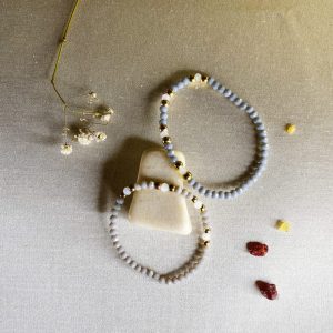 pulsera-de-cuentas-de-colores-con-motivos-dorados-2