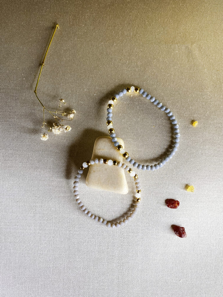 pulsera-de-cuentas-de-colores-con-motivos-dorados-2