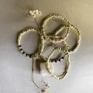pulsera-de-cuentas-de-colores-con-motivos-dorados