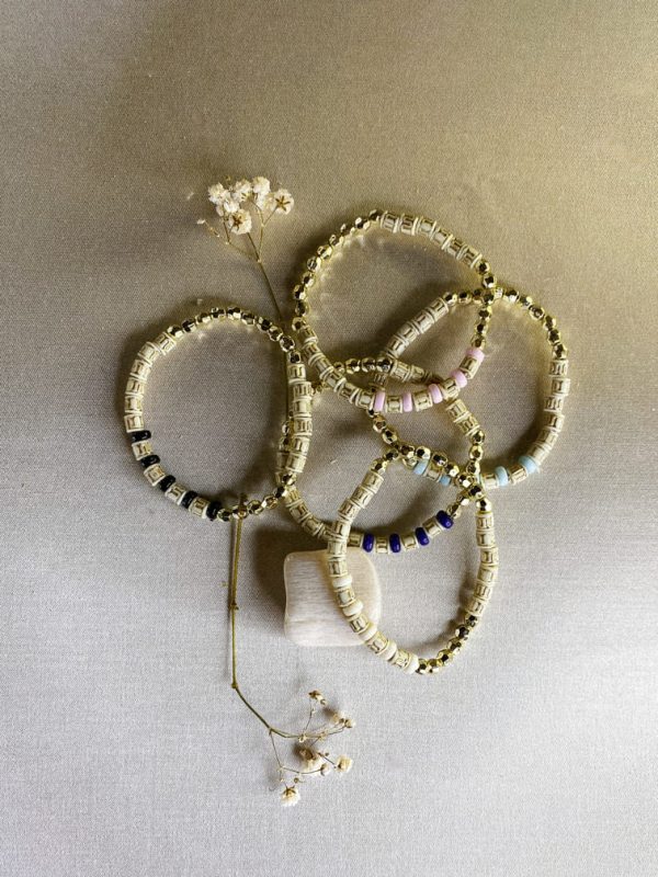 pulsera-de-cuentas-de-colores-con-motivos-dorados