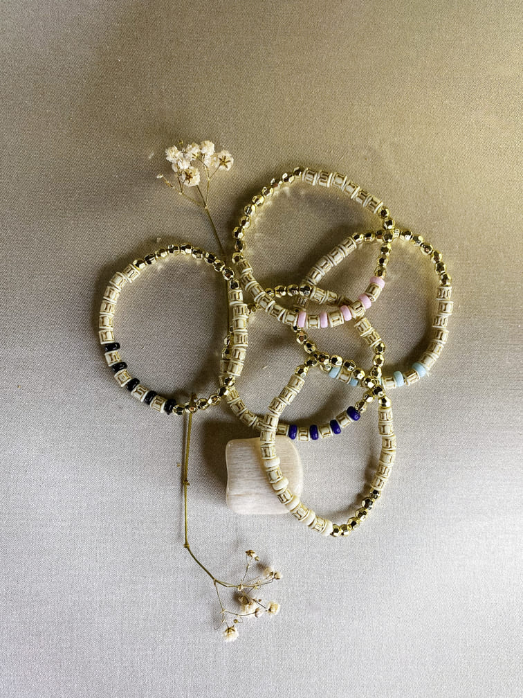 pulsera-de-cuentas-de-colores-con-motivos-dorados