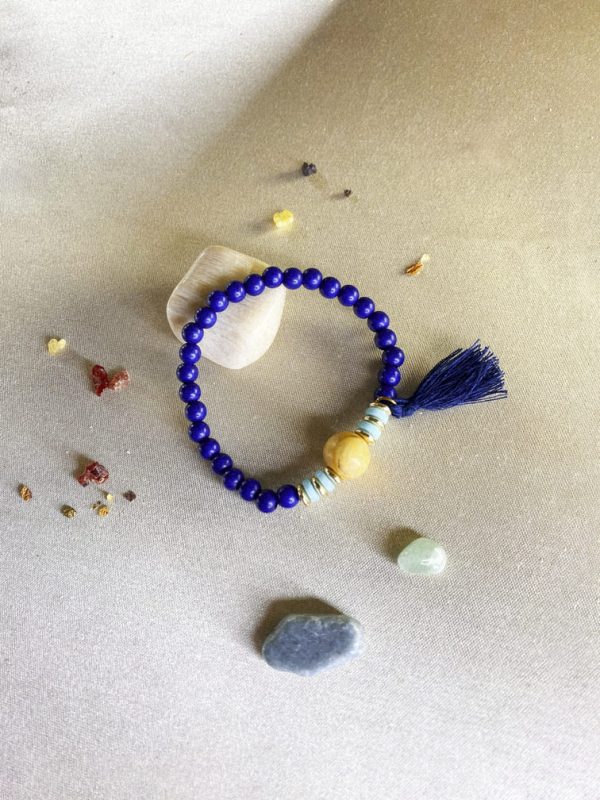pulsera-de-cuentas-de-madera-con-borla-azul