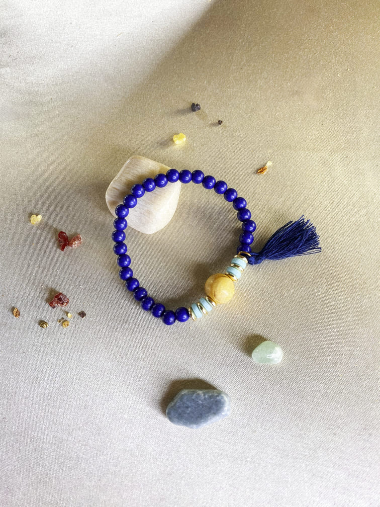 pulsera-de-cuentas-de-madera-con-borla-azul