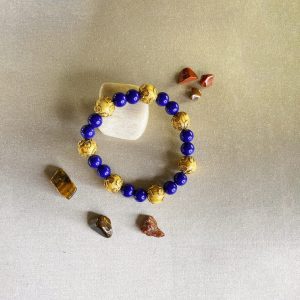 pulsera-de-cuentas-de-madera-natural-con-motivos-dorados-y-azules