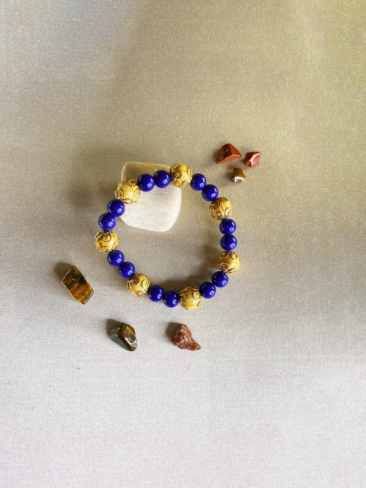 pulsera-de-cuentas-de-madera-natural-con-motivos-dorados-y-azules