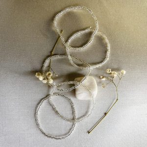 pulsera-de-cuentas-transparentes-con-motivos-dorados-sutiles