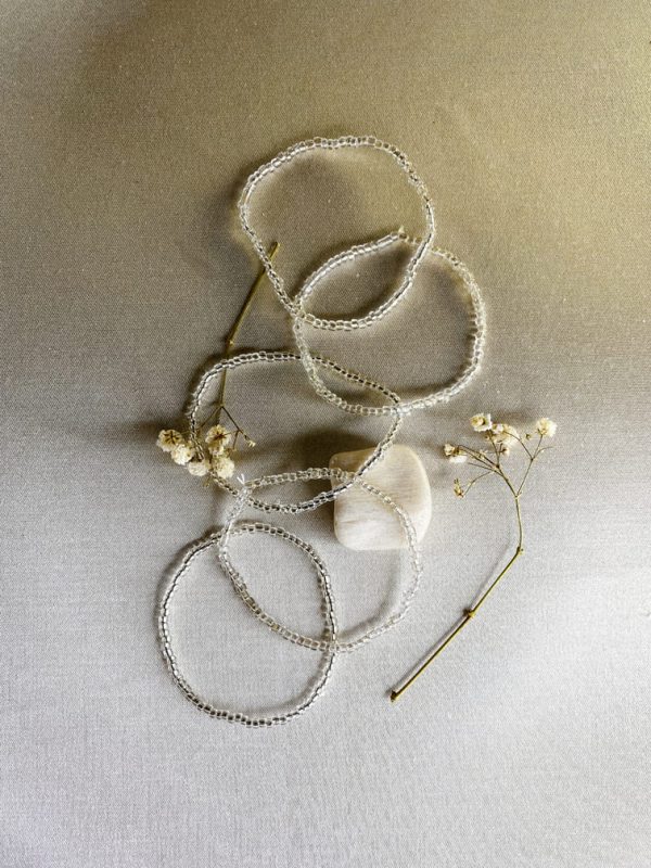 pulsera-de-cuentas-transparentes-con-motivos-dorados-sutiles