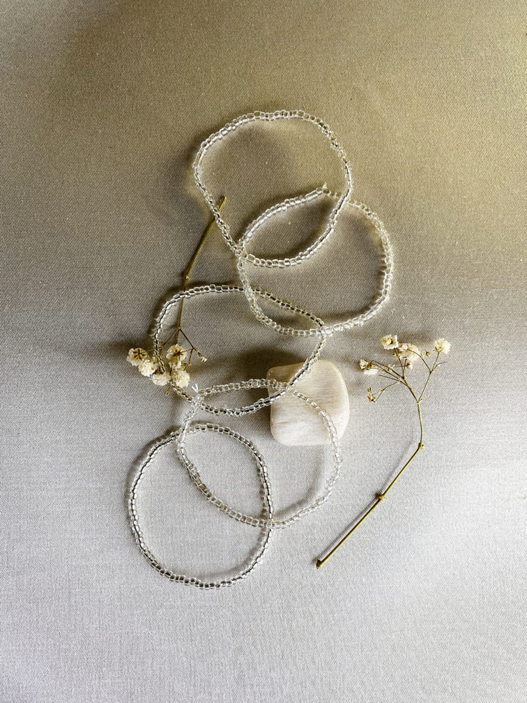 pulsera-de-cuentas-transparentes-con-motivos-dorados-sutiles
