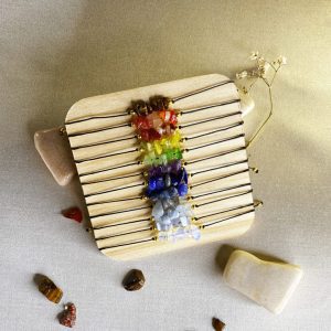 pulsera-de-hilo-fino-negro-con-cuentas-doradas-y-minerales-selectos