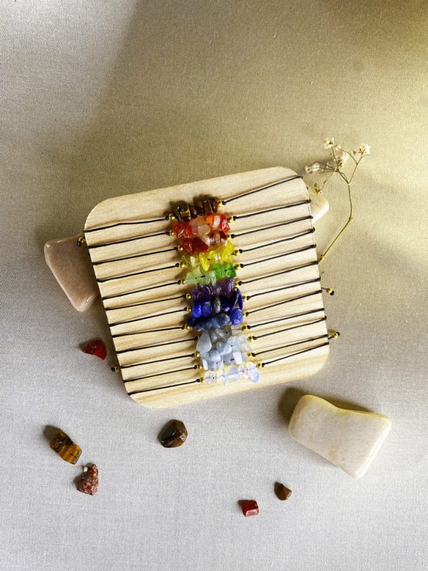 pulsera-de-hilo-fino-negro-con-cuentas-doradas-y-minerales-selectos
