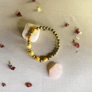 pulsera-de-madera-natural-y-cuentas-en-forma-de-rosa-doradas