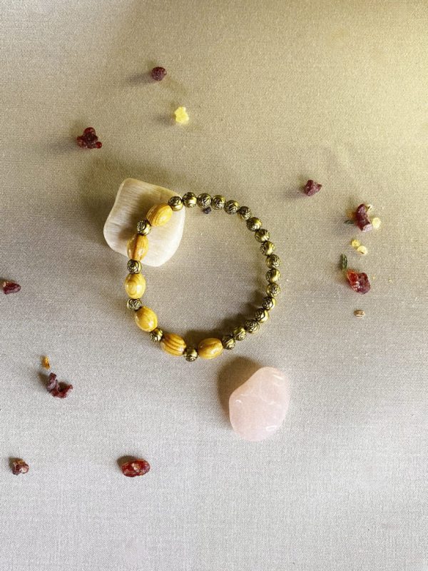 pulsera-de-madera-natural-y-cuentas-en-forma-de-rosa-doradas