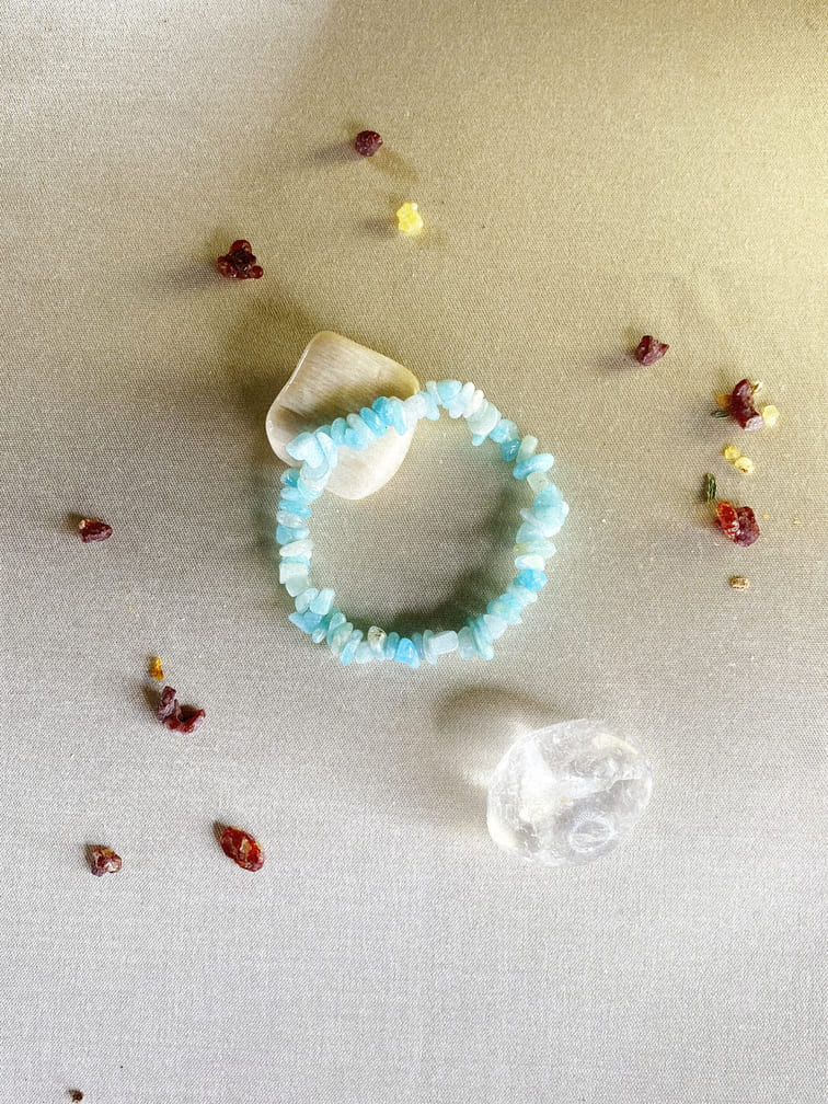 pulsera-elastica-con-chips-de-aguamarina