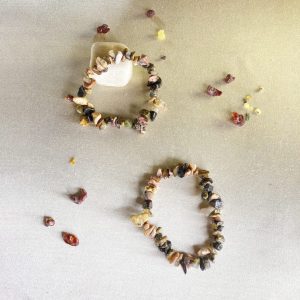 pulsera-elastica-con-chips-de-turmalina-bicolor-y-agata