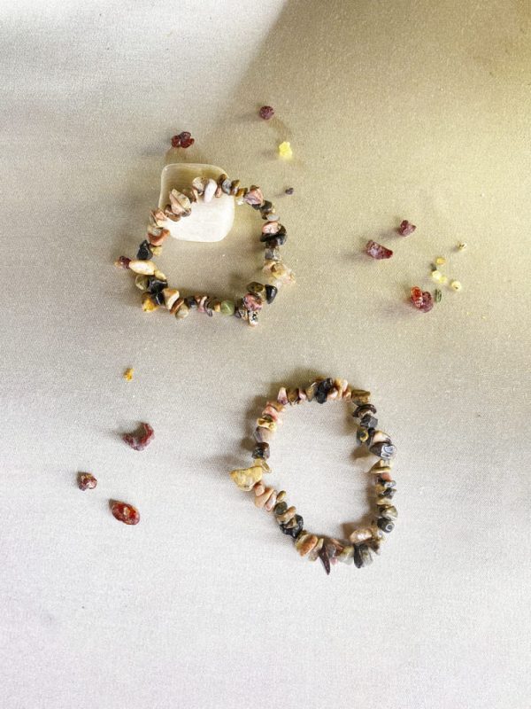 pulsera-elastica-con-chips-de-turmalina-bicolor-y-agata