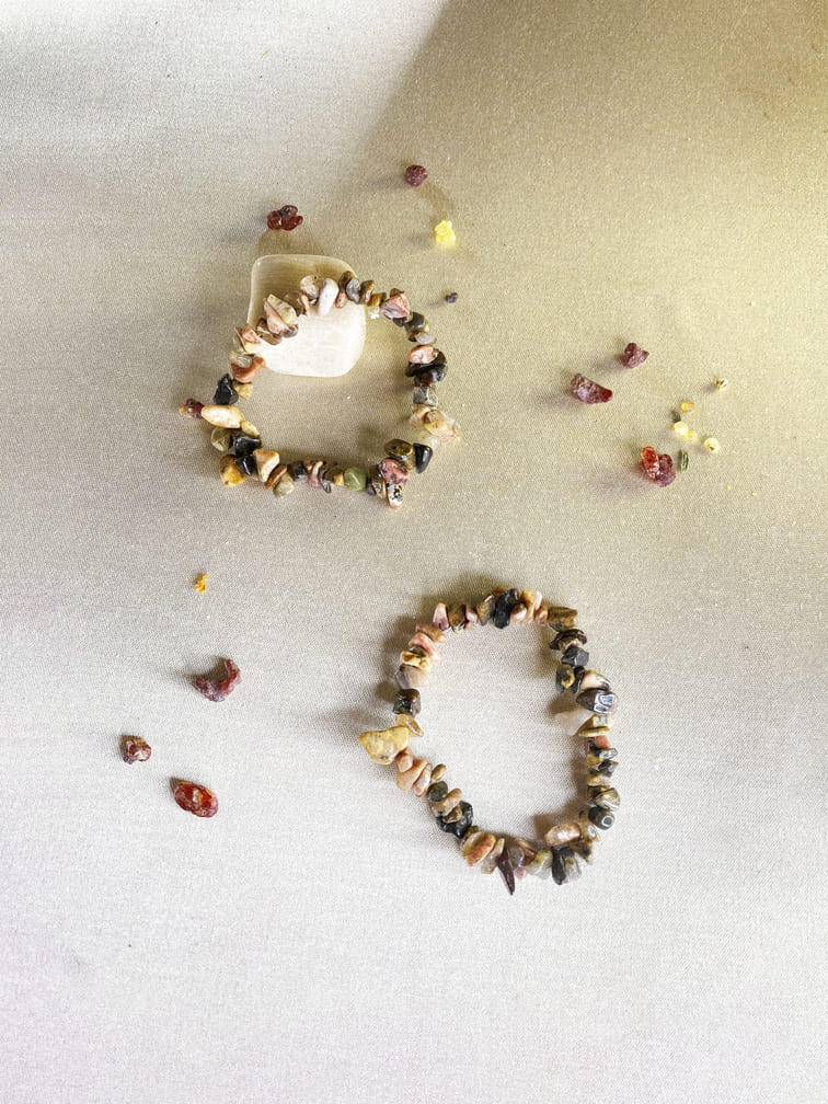 pulsera-elastica-con-chips-de-turmalina-bicolor-y-agata