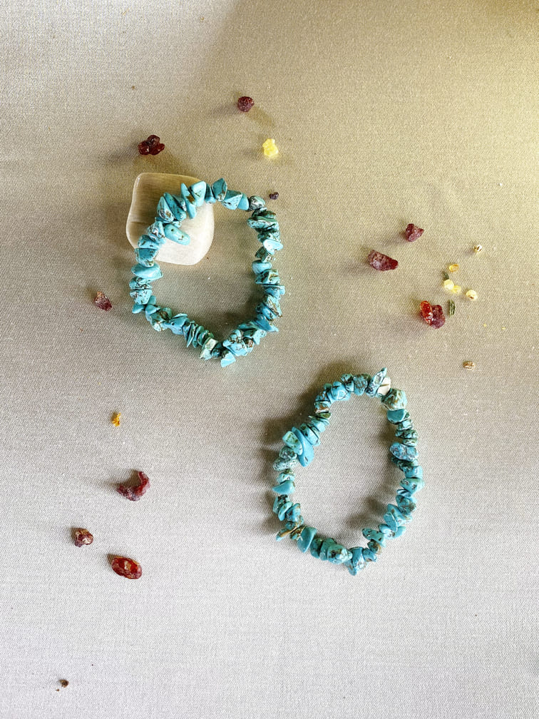 pulsera-elastica-con-chips-de-turquesa