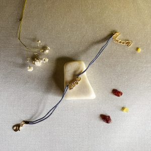 pulsera-love-en-hilo-azul-y-acero-inoxidable-dorado
