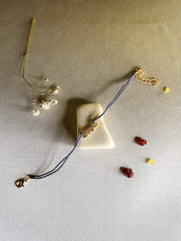 pulsera-love-en-hilo-azul-y-acero-inoxidable-dorado