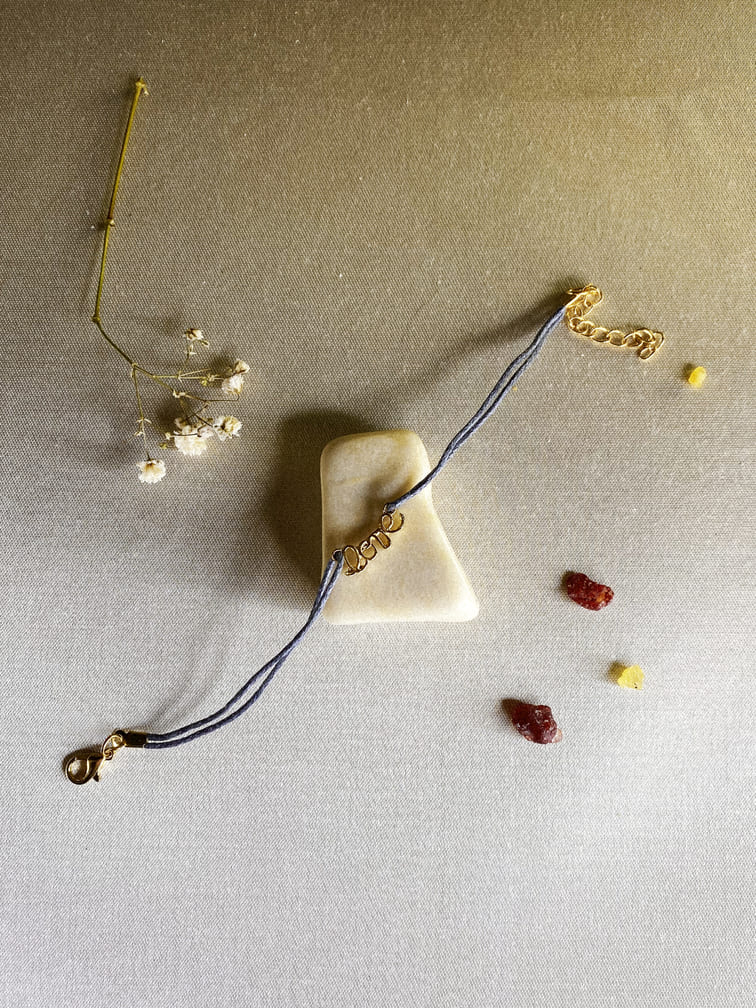 pulsera-love-en-hilo-azul-y-acero-inoxidable-dorado