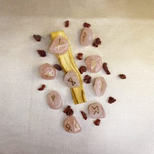 set-de-9-runas-vikingas-en-cuarzo-rosa-rodado