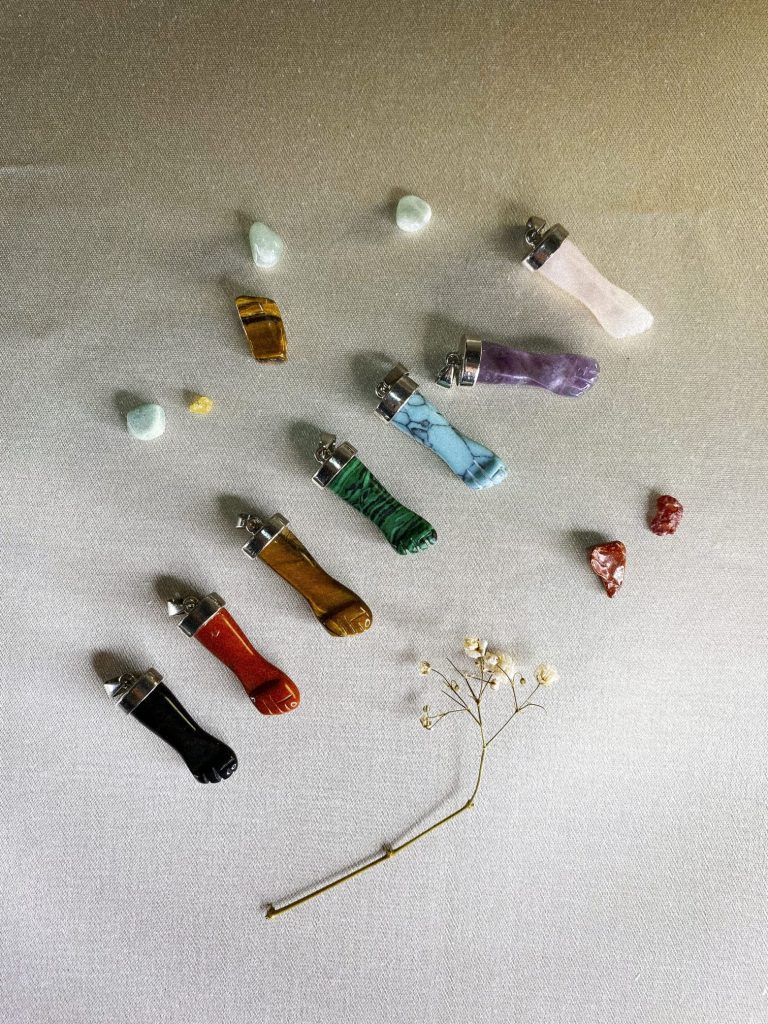 colgante-puño-mineral-rodado