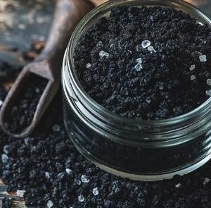 Sal Negra de Bruja: Protección, Limpieza y Poder Mágico