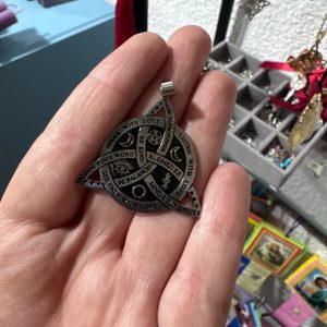 Triqueta con simbologías